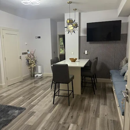 Two Bedroom Near Apartment