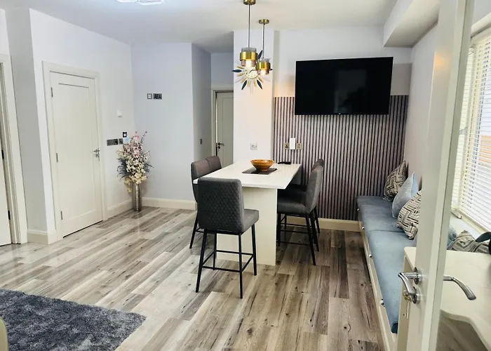 Two Bedroom Near 메이누스