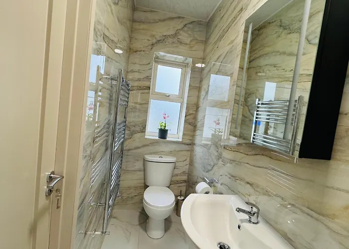 아파트 Two Bedroom Near 메이누스