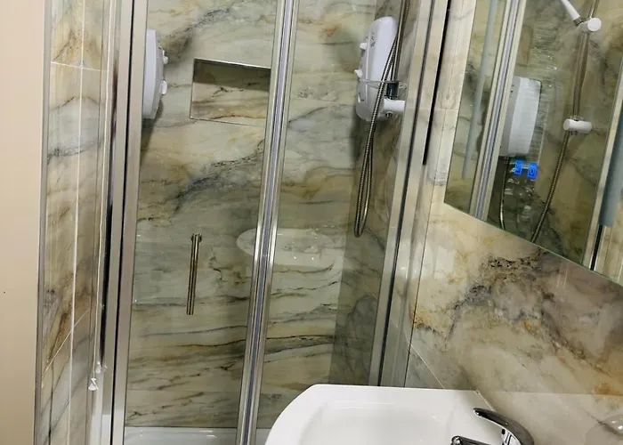 Two Bedroom Near 메이누스