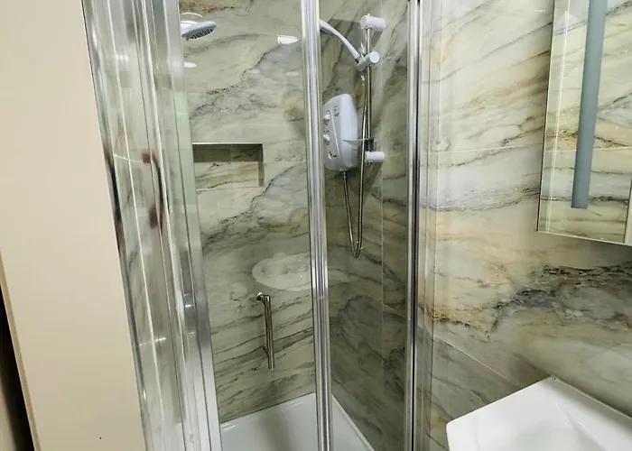 아파트 Two Bedroom Near