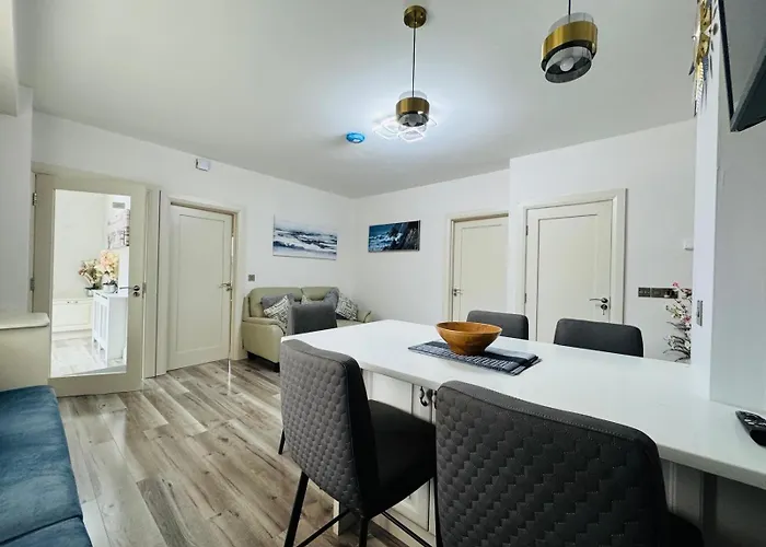 Two Bedroom Near * 메이누스